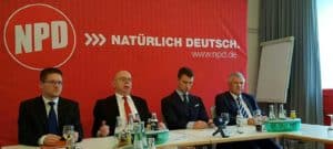 Pressekonferenz vor Beginn der Veranstaltung. Auch aufgrund der bevorstehenden Urteilsverkündung im Verbotsverfahren am 17. Januar in Karlsruhe war das Interesse der Medien besonders groß.