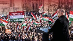 Titelmotiv der AUFGEWACHT 4/26: Viktor Orbán vor einer ungarischen Flagge, passend zum Titelthema „Endkampf um Ungarn – Orbán gegen die Globalisten“.
