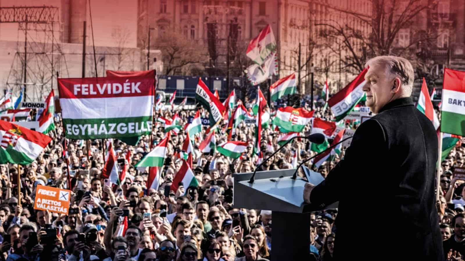 Titelmotiv der AUFGEWACHT 4/26: Viktor Orbán vor einer ungarischen Flagge, passend zum Titelthema „Endkampf um Ungarn – Orbán gegen die Globalisten“.